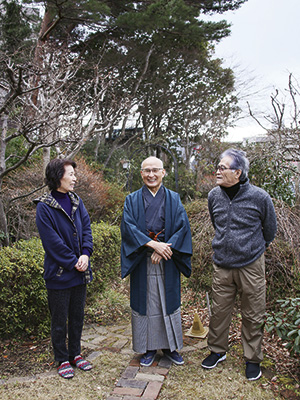 笛さんの甥・高田さんご夫妻と。2011年、「能-BOX」の開館イベントで会って以来の再会。「いろいろお世話になっているんですよ。一緒にカラオケに行ったりね（笑）」と津村さん。