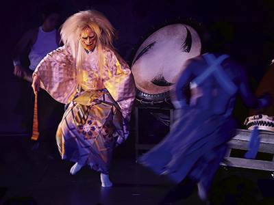1月16日・17日、「能-BOX」で上演された「黒塚 KUROZUKA」の一場面。津村さんの能と、和太鼓、篠笛の融合によって、“安達ヶ原の鬼婆伝説”が新たな世界観で表現された。