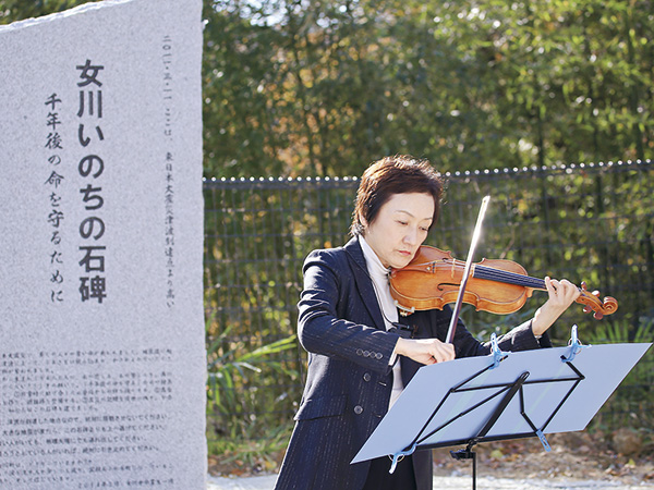 2013年、宮城県女川町「女川いのちの石碑」の除幕式にて。