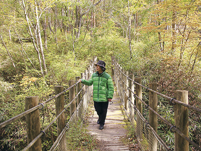 サイカチ沼の北側の遊歩道を進むと、斎勝川（サイカチ沼と月山池を経て下愛子地区へ流れる川）の上流端があり、そのそばに小さな吊り橋がかかっている。佐藤さん一押しの場所だ。