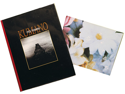 初の写真集『KUMANO』（洋々社、1995年）［左］と『夏芙蓉 okinawa2003』（蒼穹舎、2004年）［右］は、いずれも小説家・中上健次の世界観にインスピレーションを得た。「僕の写真はある種、過去の写真家や小説家へのオマージュでもあるんです」と伊藤さん。「仙台コレクション」の「記録性」に焦点を当てた活動は、ウジェーヌ・アジェ、田本研造といった写真家へのオマージュでもある。