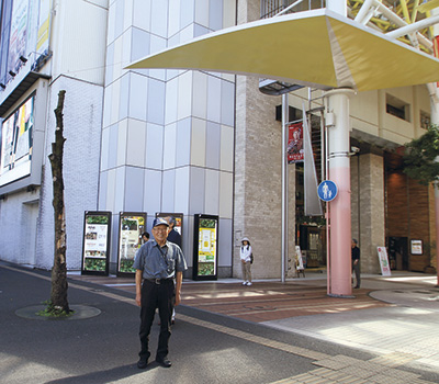かつて仙台日活映画劇場のあった仙台フォーラス前にて。