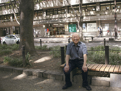 映写技師の国家資格試験を受けた旧宮城県労働会館（現東京エレクトロンホール宮城）前のグリーンベルトでひと休み。