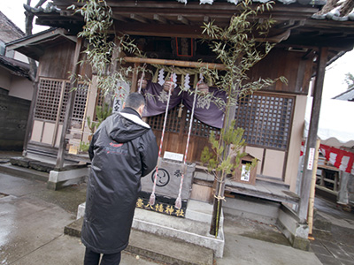 奥州名取郡舞台の地に八幡大神を奉ったことから「舞台」の名がつけられたと伝えられる「舞台八幡神社」。明治時代に蛸薬師堂境内に再建された。