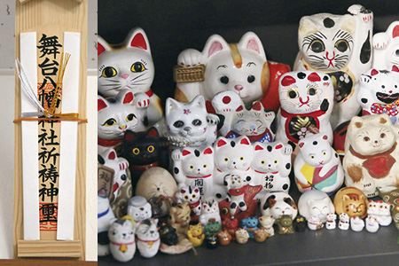 事務所の玄関には真新しい御札、その下には石井さんが各地で集めた招き猫のコレクション。