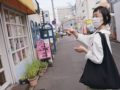 前野さんは小道に入った先にたたずむ小さなお店も見逃さない。道中、おすすめのお店やメニューの話が次々と出てくる。