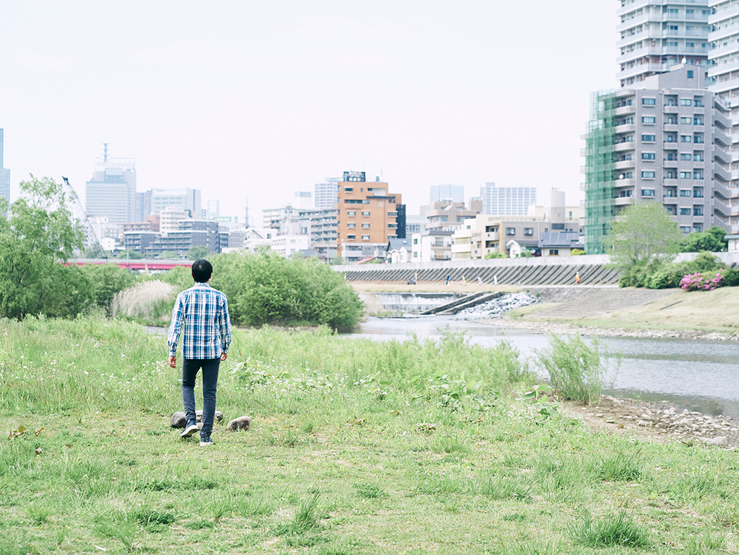 予備校生の時、加川さんの「逃げ場」だったという広瀬川。デッサンや油絵の練習に行き詰まると、悶々としながら河川敷を散策していたそう。