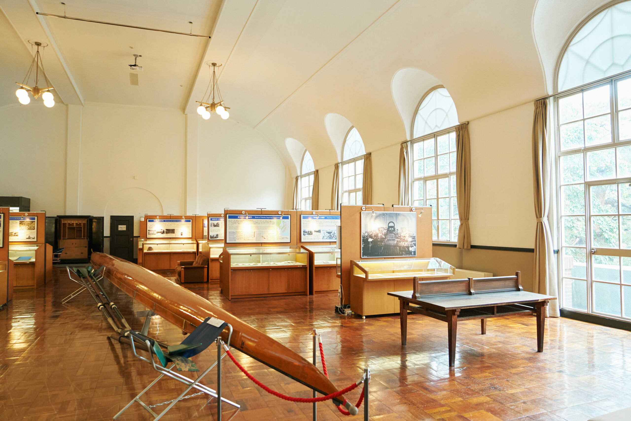 2階の展示室は天井が高く、柱や仕切り壁もないため広々としている。東北大学の歴史資料のほか、東北大学の前身である仙台医学専門学校に留学していた作家・魯迅にまつわる資料も展示されている。
