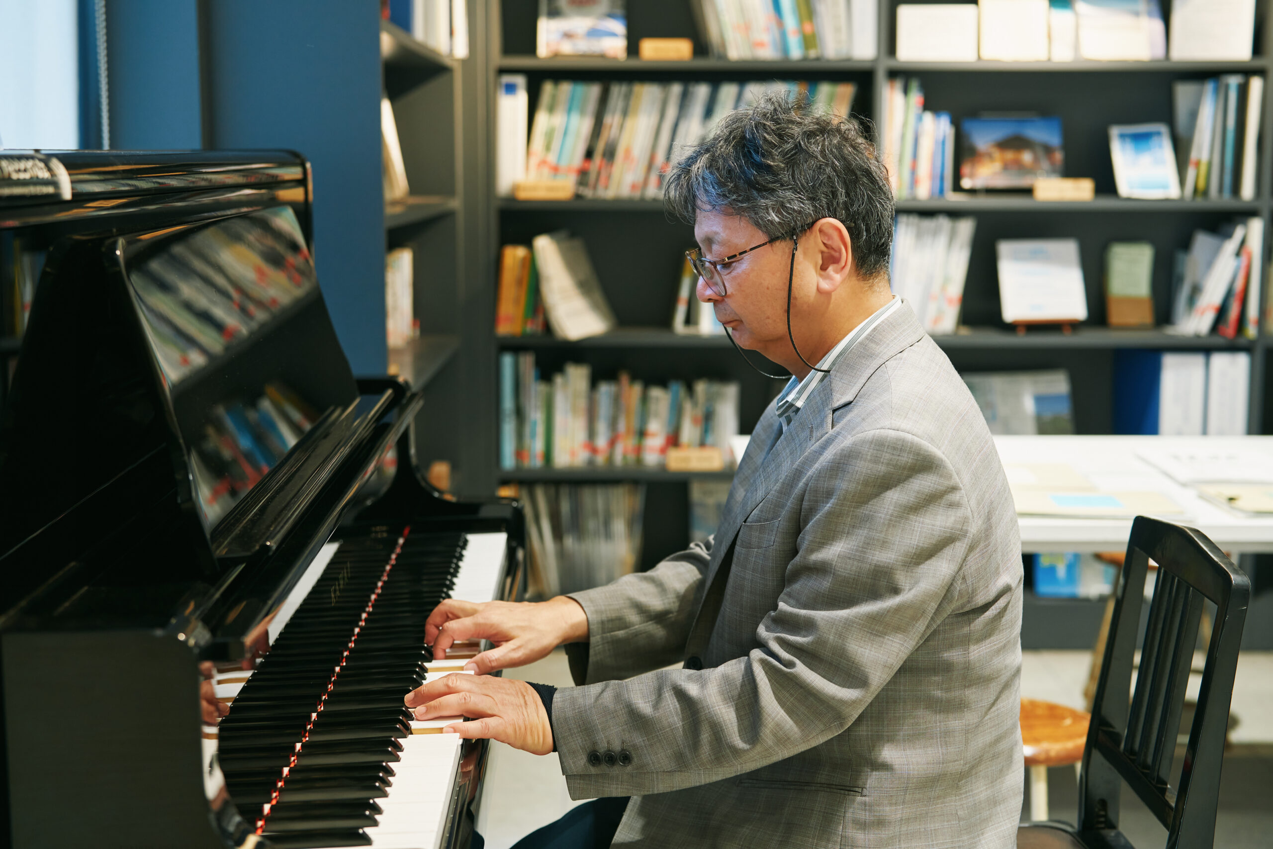 「ピアノが移されたことで、このメモリアル交流館とご縁ができました」と吉川さん。2020年2月にはこのピアノを使って、「とどける会」のメンバーと復興支援のミニコンサートも行った。吉川さんにもピアノを弾いていただくと、優しい音色が響き渡った。