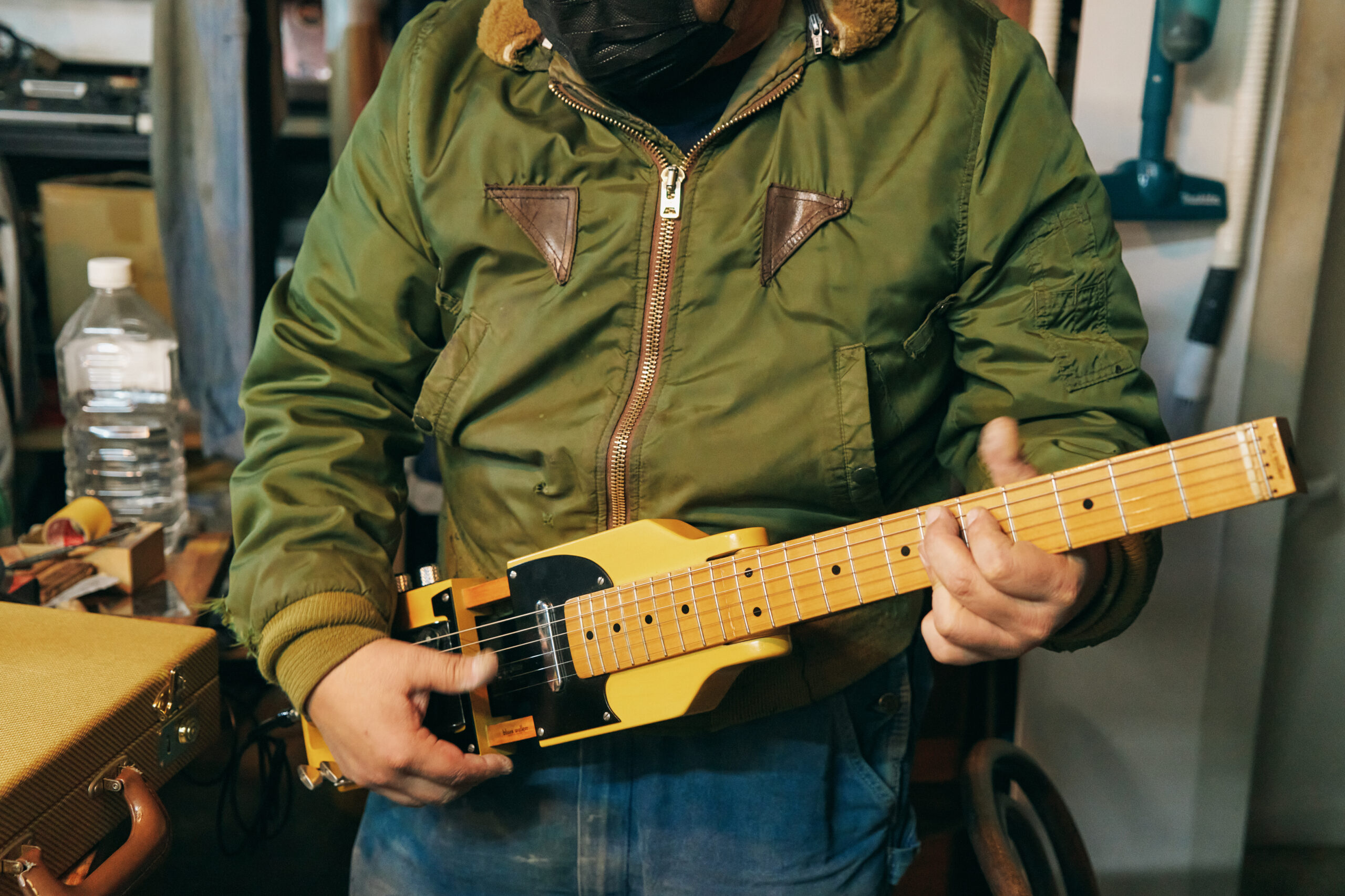 子どもたちの木工の師匠として、厚い信頼を寄せられている島野裕次さん。本業は楽器の製作・修理で、オリジナルのギターや自動演奏楽器なども手がけている。