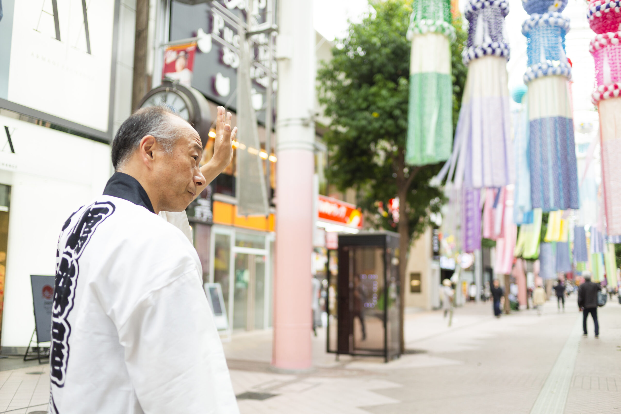 アーケードを歩いていると、鳴海さんに気付いた商店街の人が次々と声を掛ける。そのたびに冗談を返して、みんなを笑顔にしていく鳴海さん。「商店街の人は幼少時の自分を育て、今の自分を支えてくれている。僕は一人っ子だから、大きな家族がいる感覚かな。これからは商店街に恩返しをするつもり」。