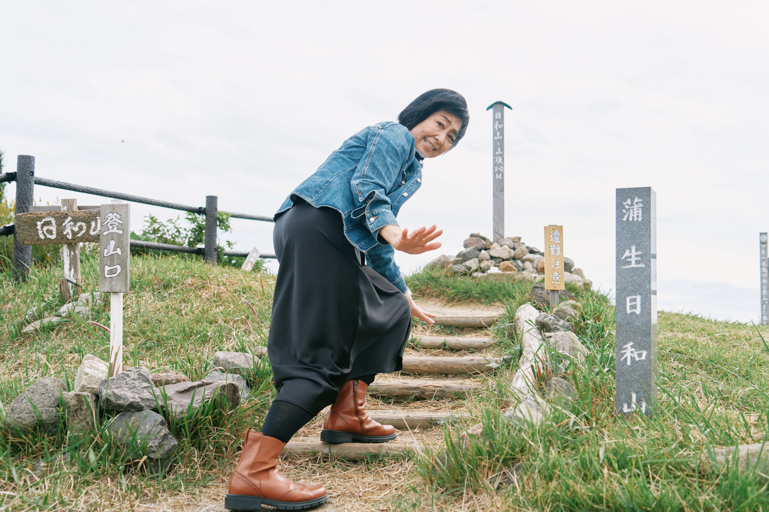 標高3メートルの日和山は、登山口から山頂まで6段。「日和山の山開きに取材に来たとき、大人が真剣に遊んでいたのが面白かったんですよね。高い山を登るような格好をしていたり、熊鈴を持ってみたり…」。そう思い返して笑う井上さんも、全力で登山！