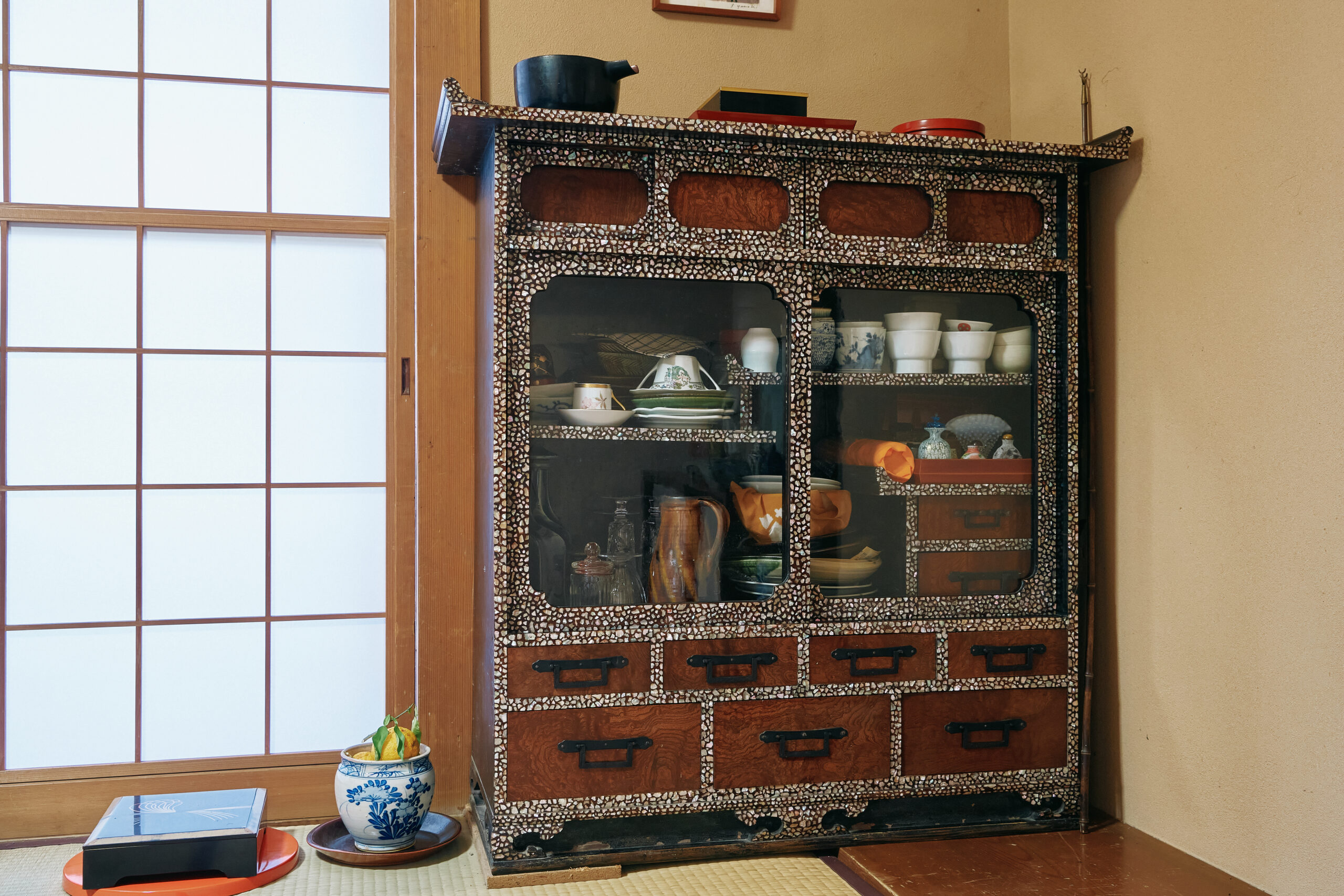 ☆旧家蔵出し・経年の雰囲気が素敵な古材・一枚板花台・無垢材・展示台陳列棚古道具☆ 241204machiryoku-3-scaled.jpg