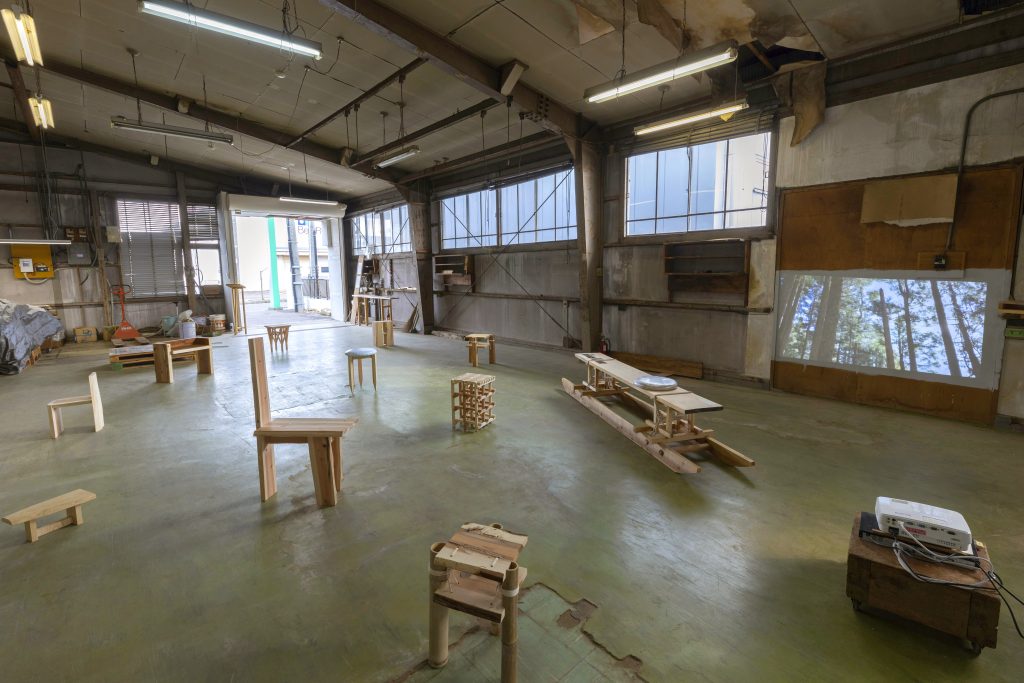 事業レビュー｜森林環境や建築⽣産に携わる⼈々の声をもとにした家具の制作を通して、⽊材の経路を辿り、つながりを結びなおすプロジェクト