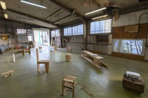 事業レビュー｜森林環境や建築⽣産に携わる⼈々の声をもとにした家具の制作を通して、⽊材の経路を辿り、つながりを結びなおすプロジェクト