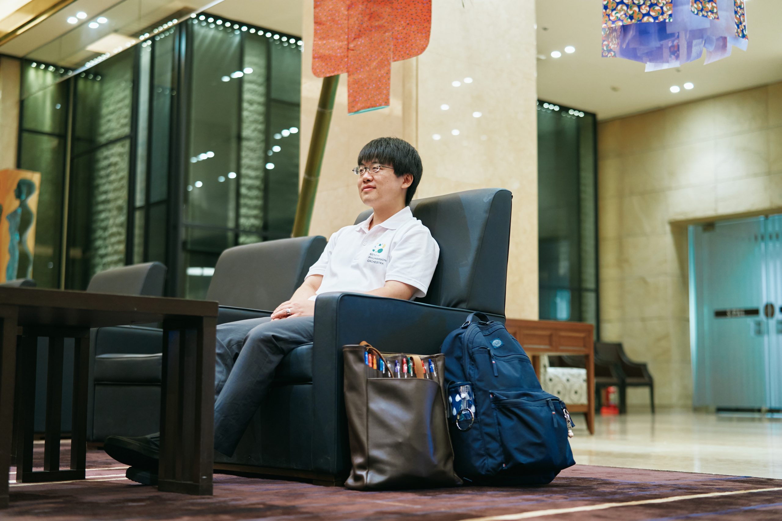 仙台駅前にあるホテルで取材に応える太田さん。見せてくれたのは、様々な色のペンでたくさんの指示を書き込んだ譜面。取材翌日の演奏会で披露される楽曲のものだ