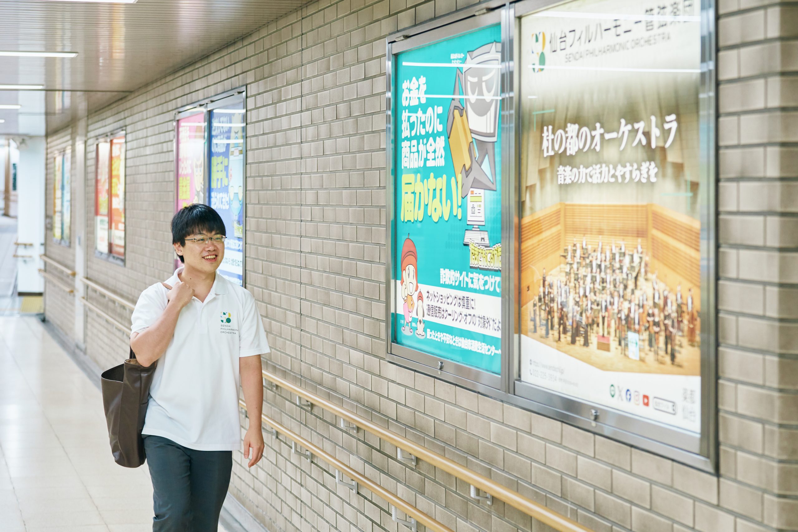 地下鉄南北線・仙台駅の南5出入口近く。この場所には仙台フィルの看板が常に掲げられている