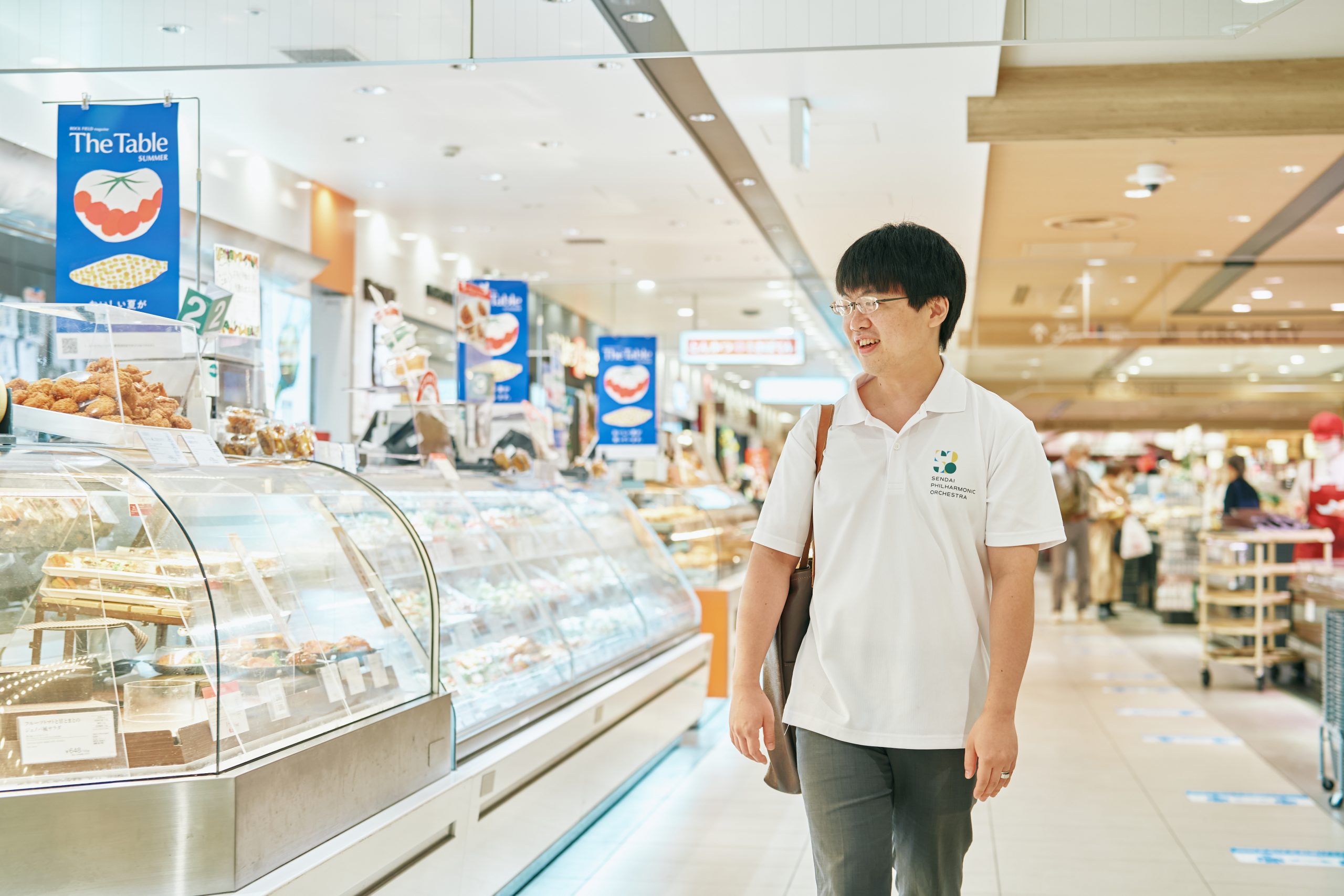 お気に入りは惣菜店で販売しているパック入りのサラダ。お店に通い慣れているため足取りはスムーズ