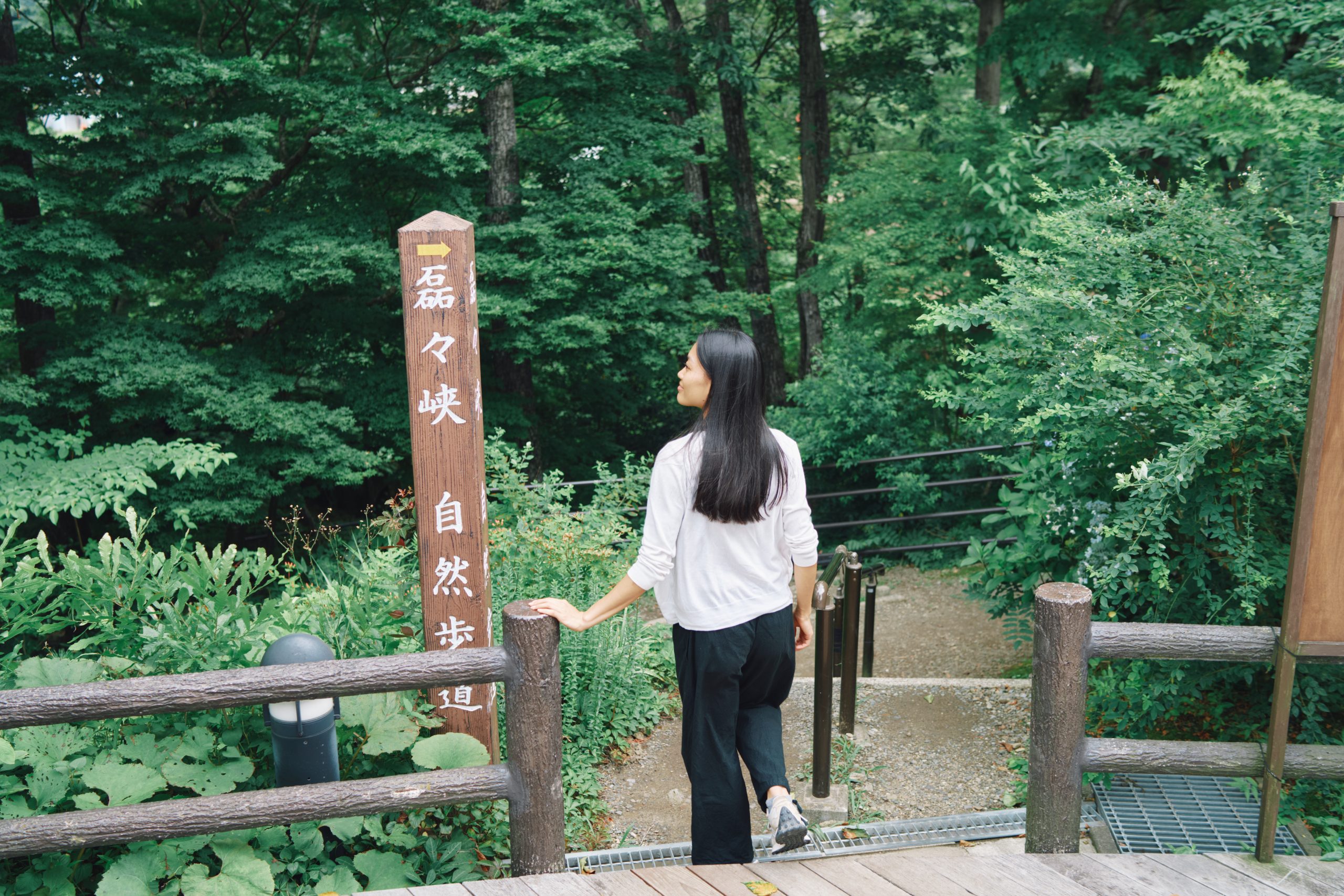 磊々峡（らいらいきょう）の遊歩道を散策。「仙台の中心部からそんなに離れていない場所なのに、こんなに緑が繁っていてきれい。そこが仙台のいいところですよね」。