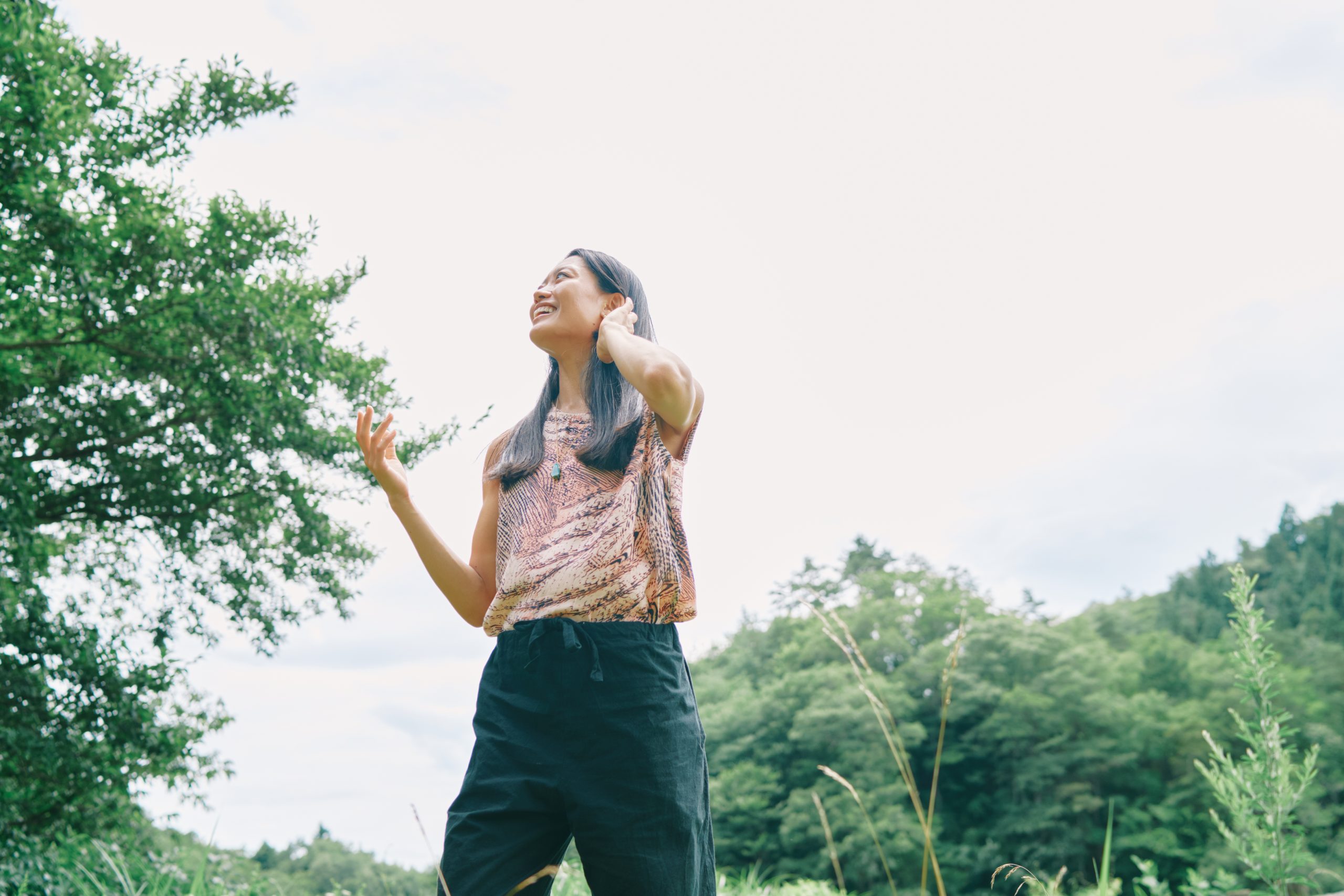緑の中を駆け回った幼い頃の思い出を楽しそうに語る。「こんなに自然豊かな場所で育ったことがすごくうれしい。もし東京で育っていたら、今はどんな私になっていたんでしょうね」。