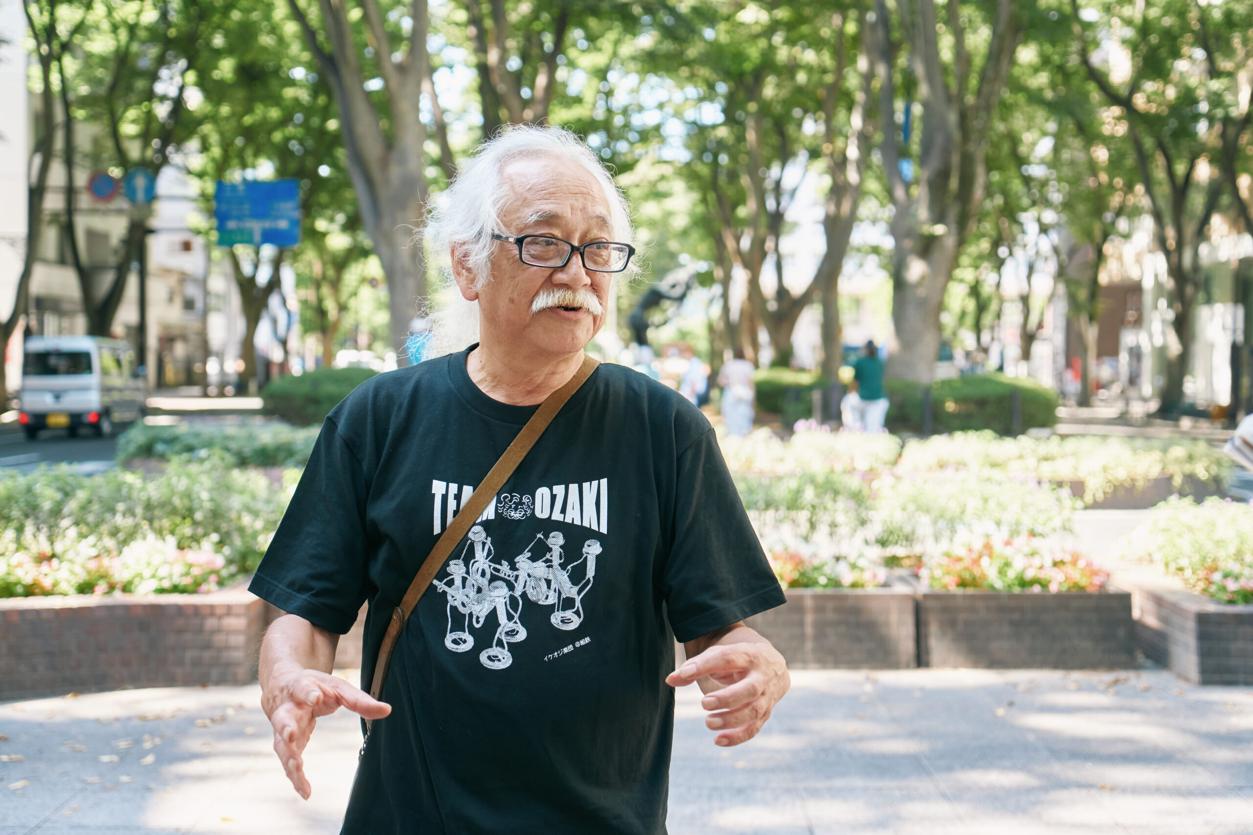 この日着用していたTシャツは、尾﨑さんにとってジャズフェス当日の“正装”。同じTシャツを着る仲間とともに、今も、実行委員のテナントでビールを売っている。