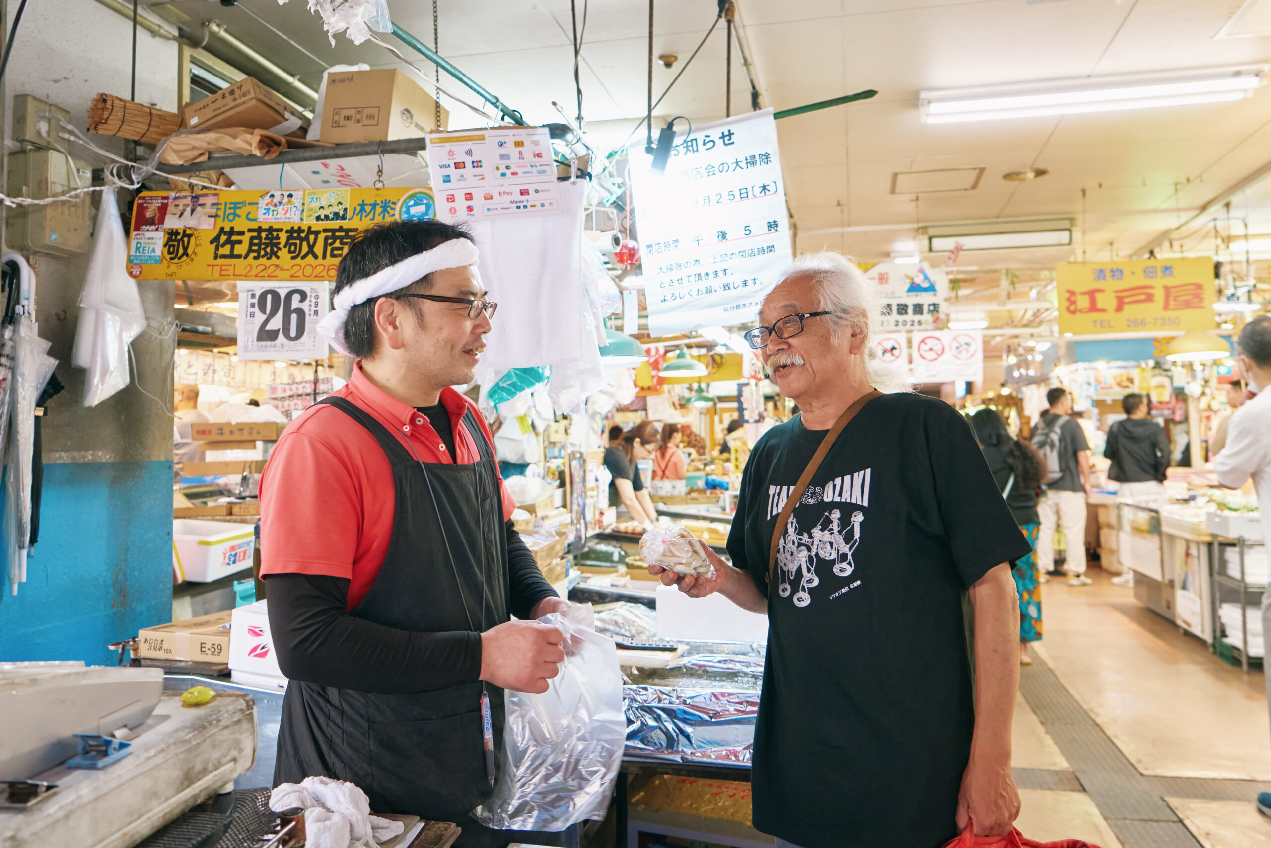顔なじみの店も多く、練り物や海産物を扱う「佐藤敬商店」もその一つ。「先代のおばあさんが店に座っていたころからずっと買いに来ていますよ」。