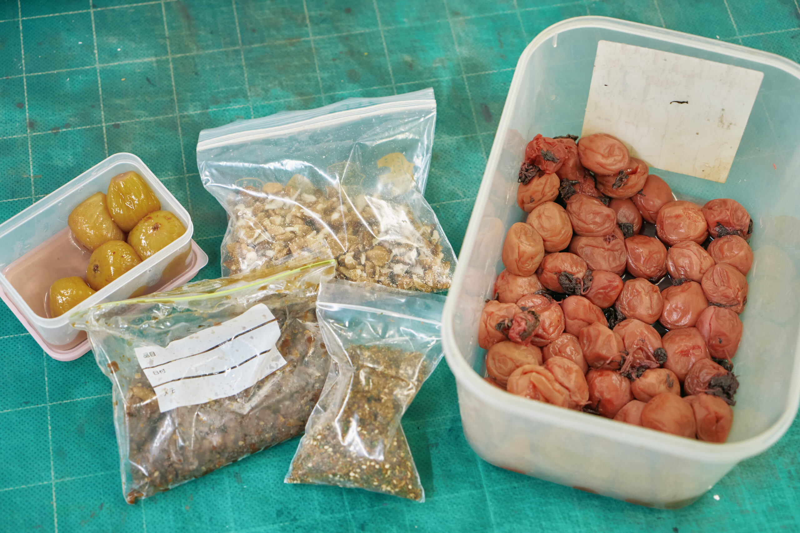 拾ってきた実は、丁寧に下処理し自ら加工。アトリエに伺うと、イチジクのコンポートやクルミと山椒の実の佃煮、梅干しなど、たくさんの手作り品でもてなしてくれた