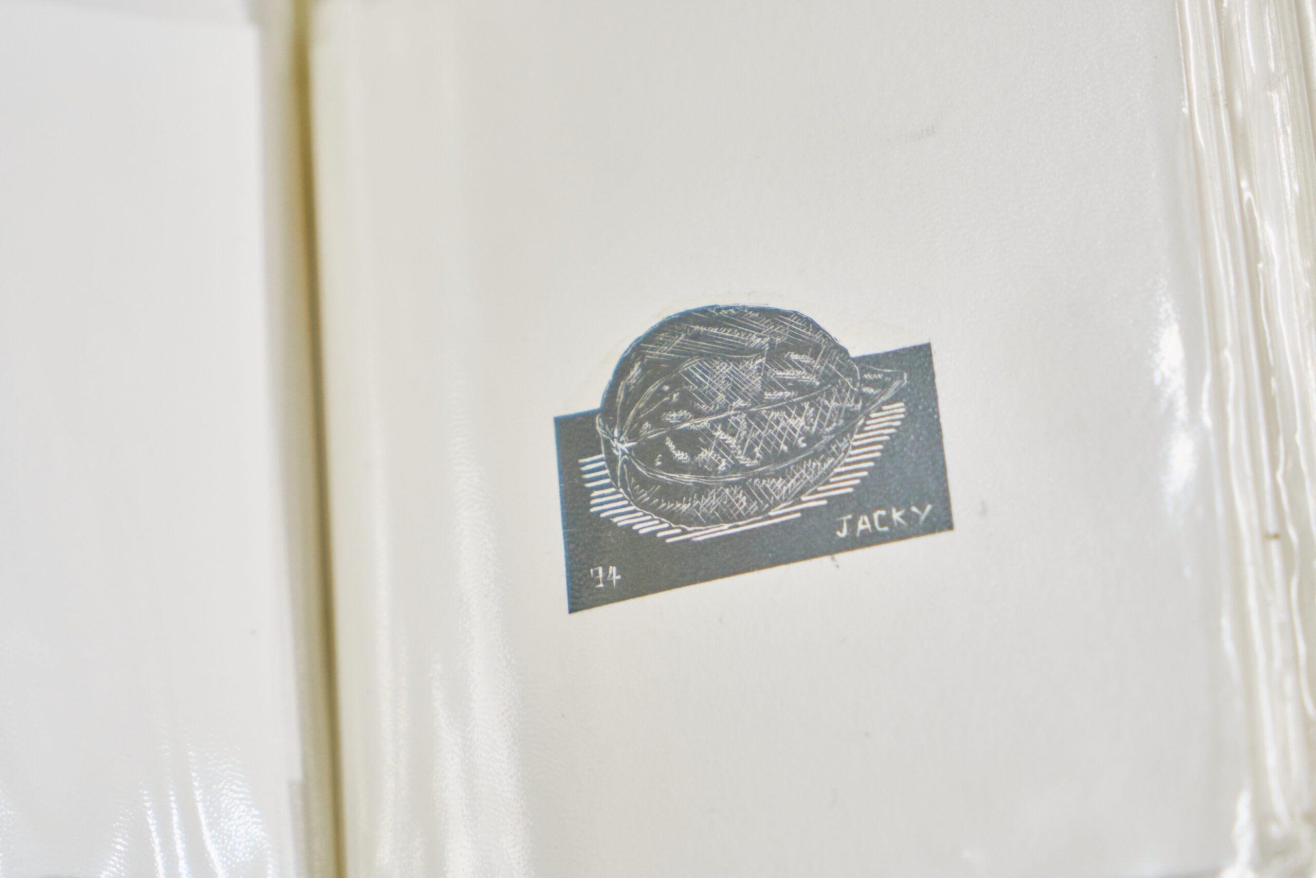 画材や資料が豊富に並ぶ絵画教室「アトリエJ」。クルミをモチーフにした木口木版画に彫られた「JACKY」は尾﨑さんの愛称。