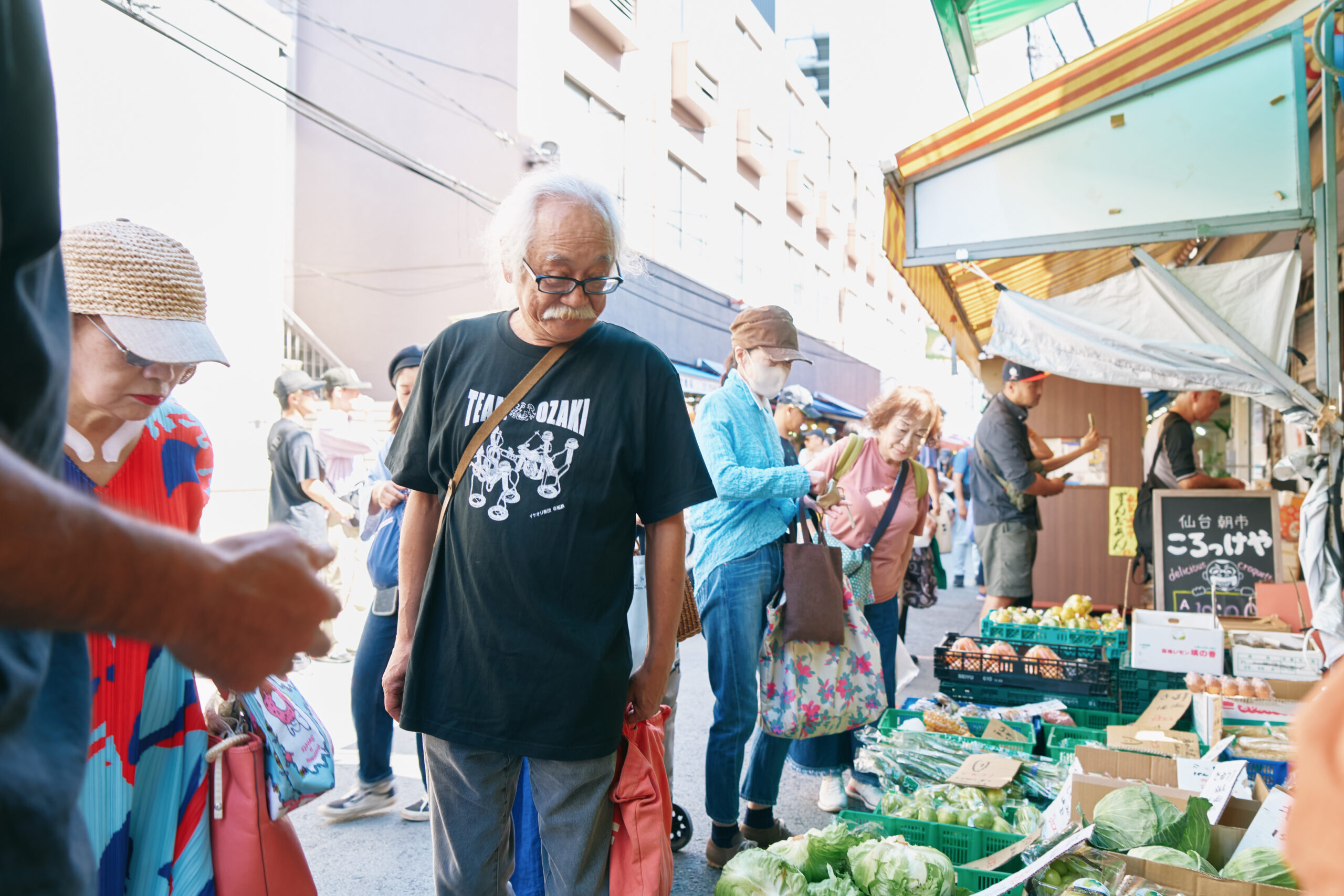 青果店に立ち寄り「今日は花オクラある？」と尾﨑さん。「刻んでワサビ醤油で食べるとおいしいんです」。スーパーにはあまり並ばない花オクラやアケビは、デッサンの素材にもなる。