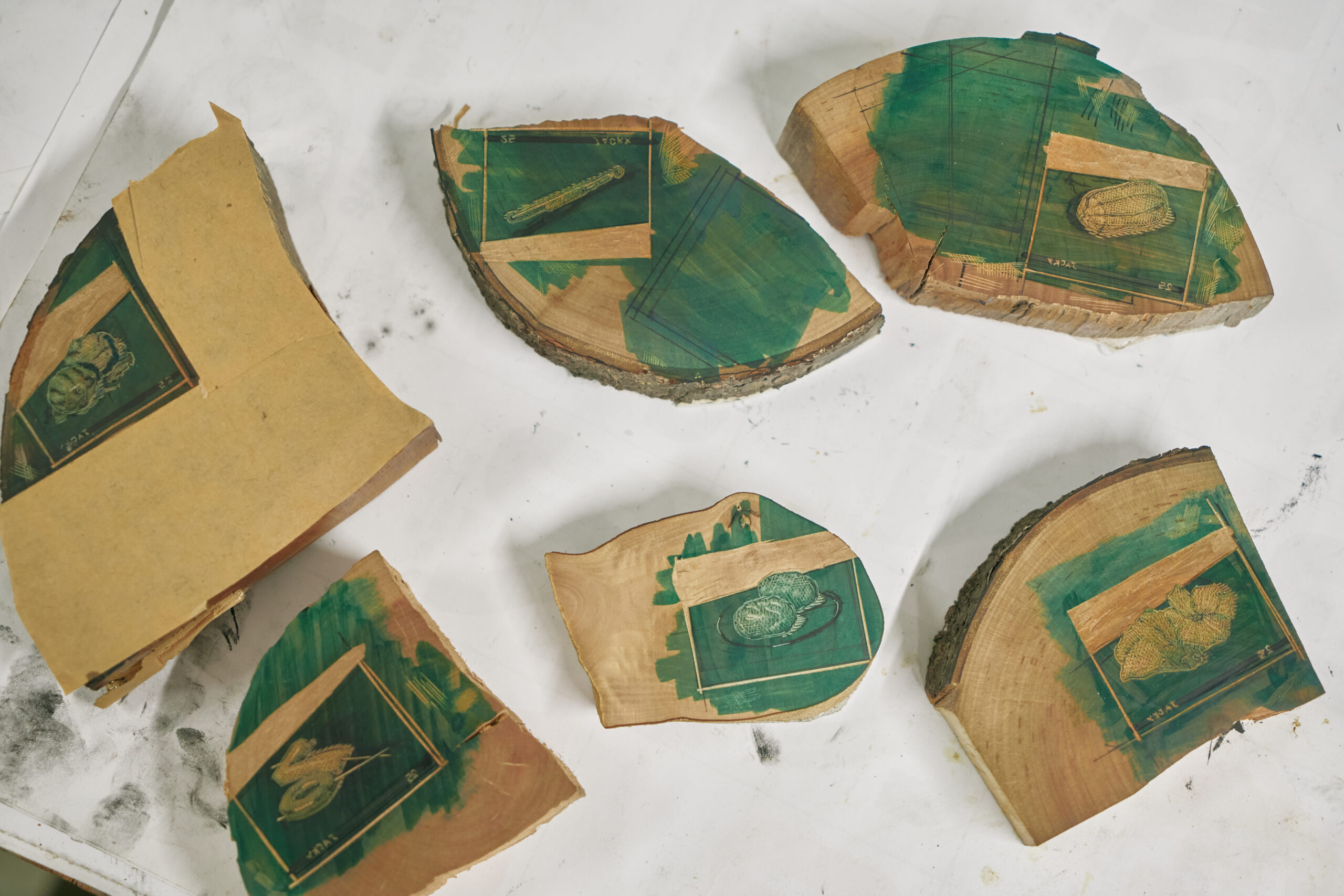 最新作は、同居する98歳の母親が作ったおはぎ（写真手前中央）。かつて、尾﨑さんの祖父は製餡業を営んでいた。「それが廃業したトラウマから、おはぎが好きではなかったんです。でも、尾﨑家の歴史が忘れ去られてはいけないと思ったとき、単なる“もの”だったおはぎが版画のモチーフになりました」。