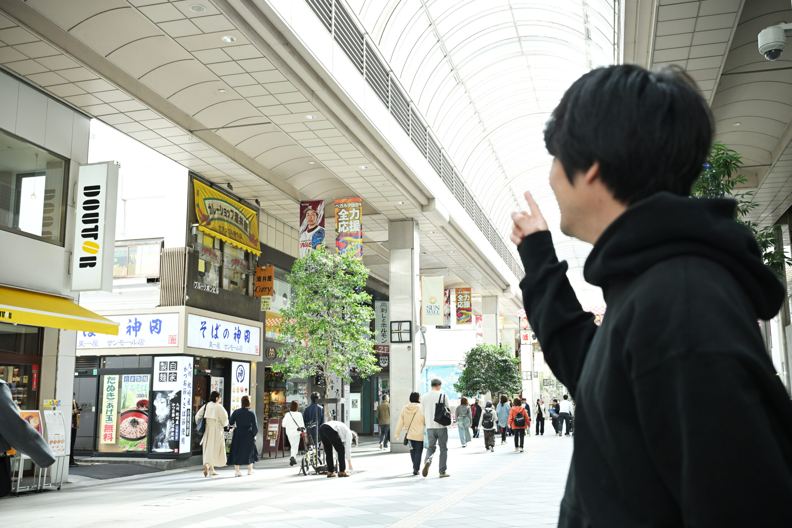 父親と食事をしたカレー店を見つけた角張さん。通りのいたるところに友達や家族との思い出が刻まれている