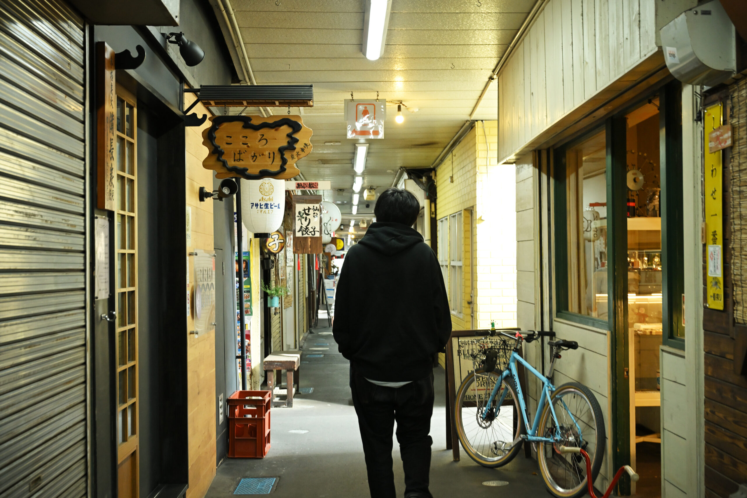 壱弐参横丁と言えば、アウトドア雑誌が好きだった父親に連れられてきた「あしの豆」。目当ての店はなくなってしまったが「横丁のこの雰囲気が好きですね。ずっと残っていてほしい仙台の文化です」。