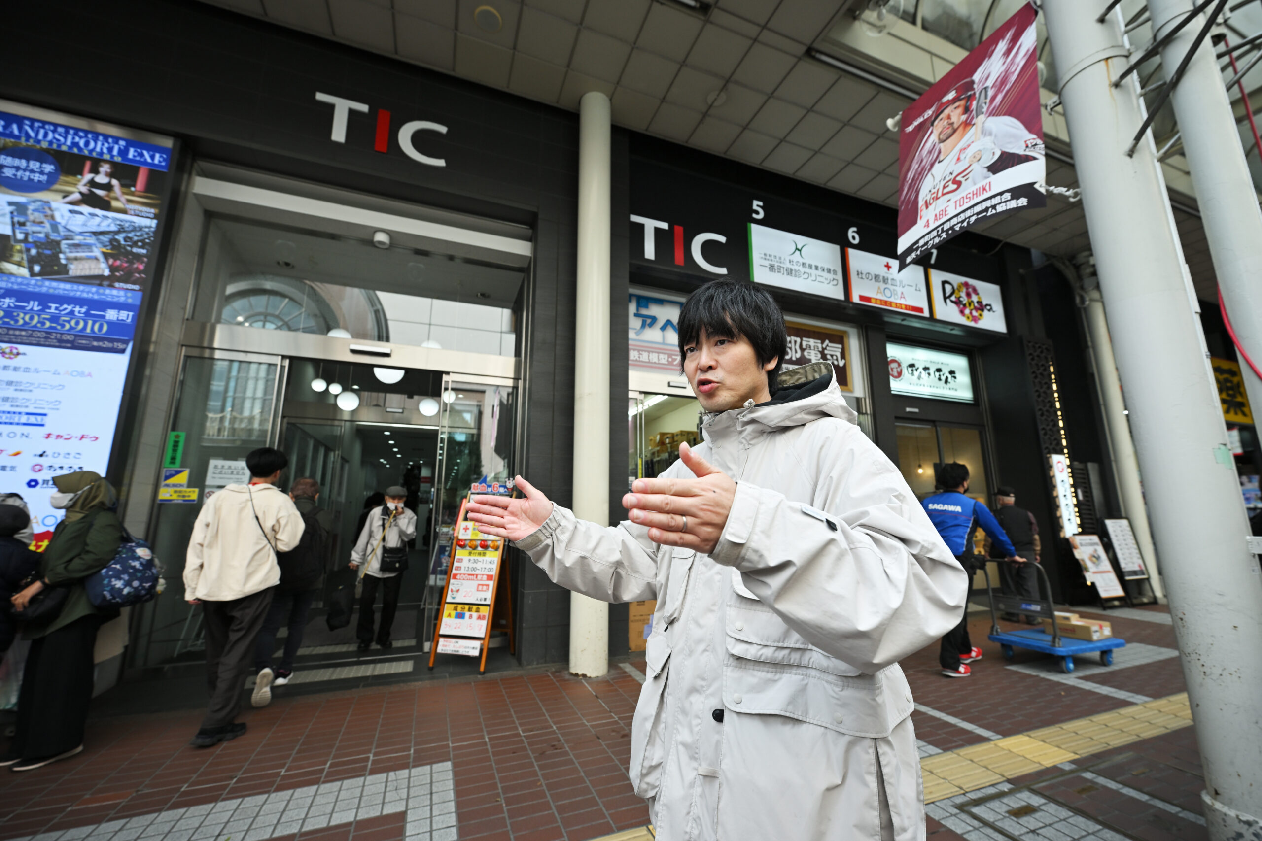 ライブハウス「Rensa」前にて。コロナ禍の振替公演には葛藤もあったが、思い切って二部制に。ちなみに延期になってしまった3月の仙台ライブ当日は、有料のライブ配信を実施。カクバリズムはライブ配信の先駆けでもあった