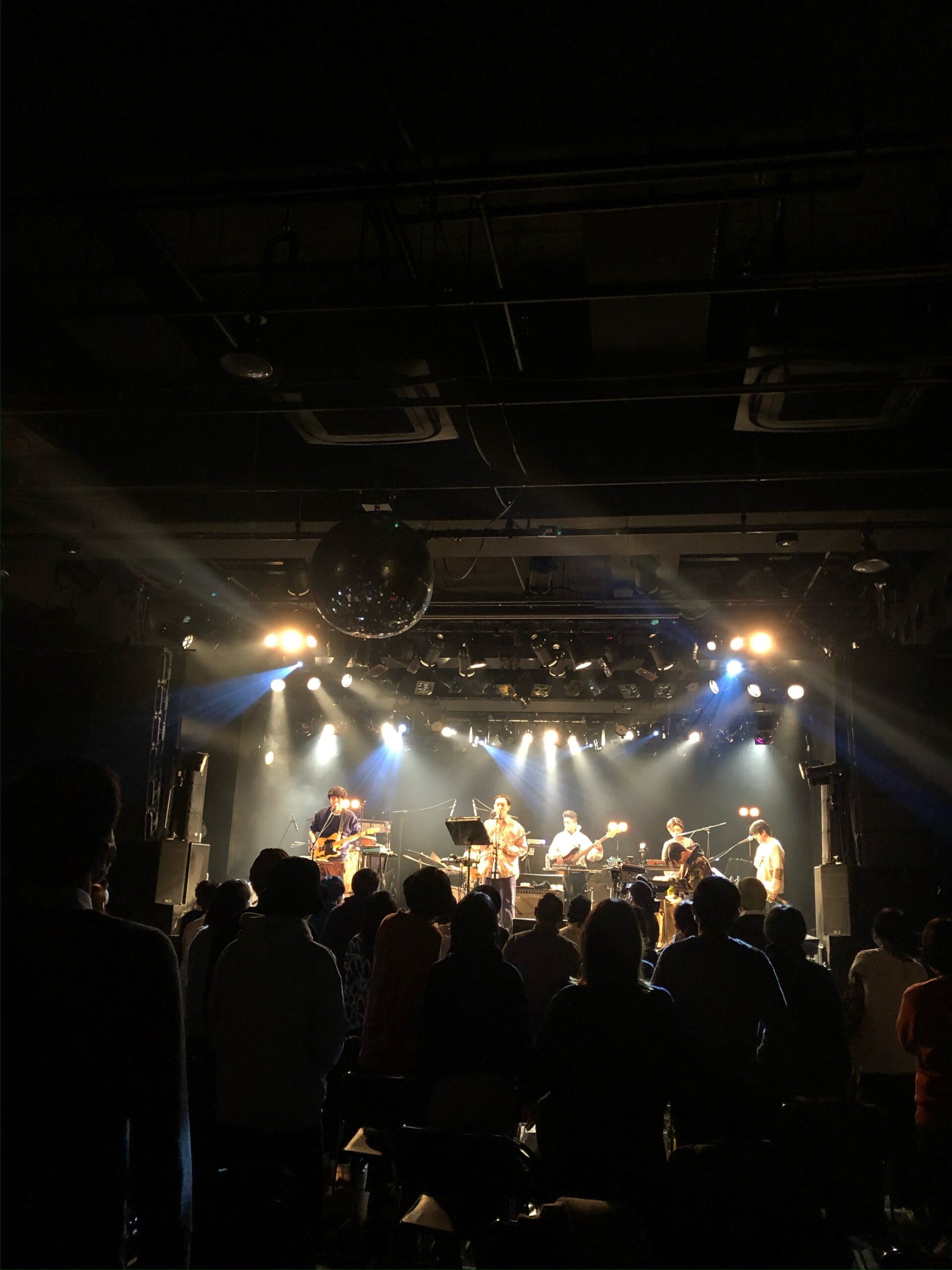 2020年12月18日、角張さんのスマートフォンが捉えたRensaの客席。入れ替え制を導入し、観客同士が適切な距離を保ちながらceroの音楽に耳を澄ませている